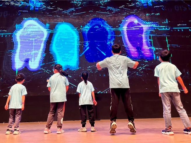 元大金控暨元大文教基金会19日举办元大幸福日，邀请台中、彰化4学校近百名经济弱势或偏远地区的孩子到大里异想新乐园游玩，孩子们体验科技艺术，从中学习应用原理。（元大金控提供／潘虹恩台中传真）