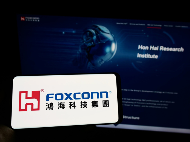 鸿海股价重新站回200元，达人认为，跌到200元以下都是长线买点。 （达志影像）