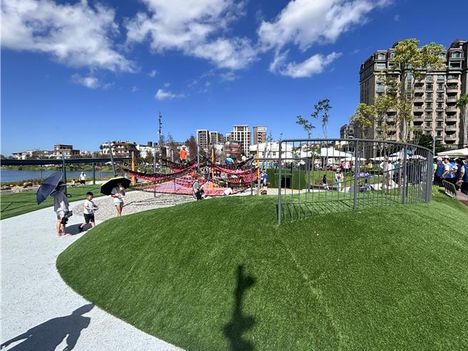 桃园大园区华兴池公园19日开园启用，规画休閒绿地与生态环境，为不同年龄层的孩子提供结合自然与灯光设计的创意游戏空间。（廖姮玥摄）