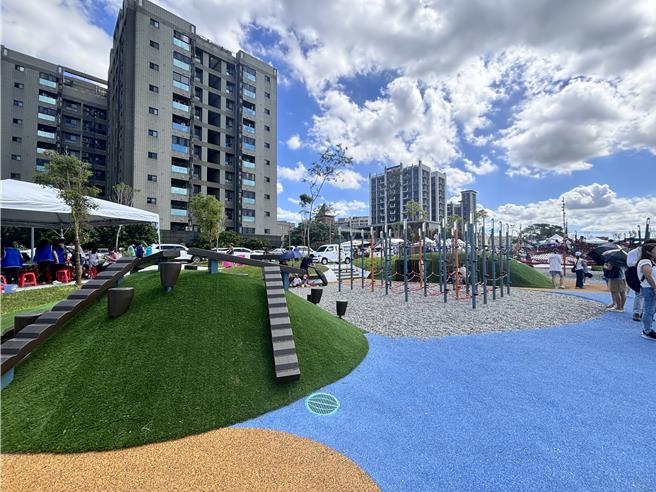 桃园大园区华兴池公园19日开园启用，规画休閒绿地与生态环境，为不同年龄层的孩子提供结合自然与灯光设计的创意游戏空间。（廖姮玥摄）