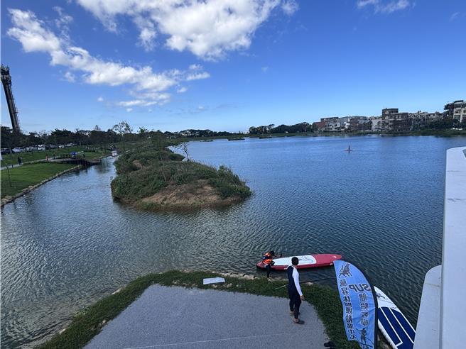 桃园大园区华兴池公园19日开园启用，规画休閒绿地与生态环境，为不同年龄层的孩子提供结合自然与灯光设计的创意游戏空间。（廖姮玥摄）
