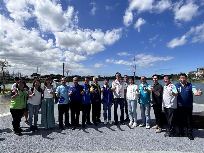 桃园大园区华兴池公园19日开园启用，规画休閒绿地与生态环境，为不同年龄层的孩子提供结合自然与灯光设计的创意游戏空间。（廖姮玥摄）