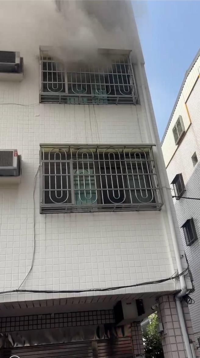 高雄市苓雅區一處透天厝今天中午傳出火警，所幸屋內5人無大礙，其中3人預防性送醫。（民眾提供／任義宇高雄傳真）