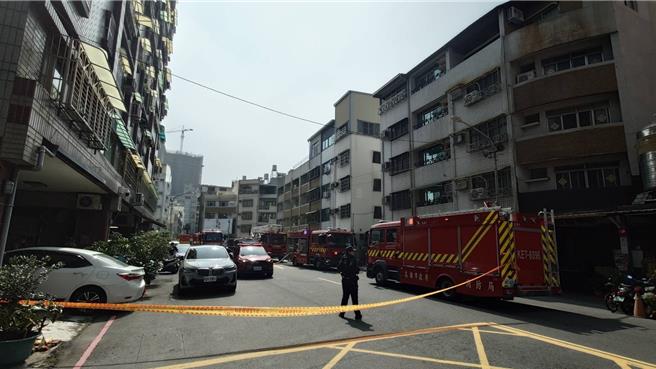 高雄市苓雅區一處透天厝今天中午傳出火警，所幸屋內5人無大礙，其中3人預防性送醫。（民眾提供／任義宇高雄傳真）