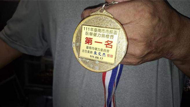 被抢的金饰店老板目前仍是健力比赛选手，经常比赛获得冠军奖牌，还曾创下长青组握举全台纪录。（程炳璋摄）