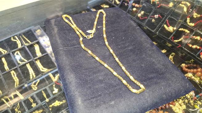 台南市19日发生一件银楼抢案，郭姓嫌犯到南区一家银楼抢夺价值17万多的金项炼。（程炳璋摄）