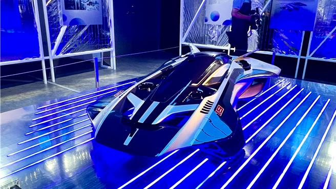 台南市政府在新市區樹谷生活科學館打造「未南時空」特展，現場特別展示首次從杜拜回台的半尺寸飛行車。（張毓翎攝）