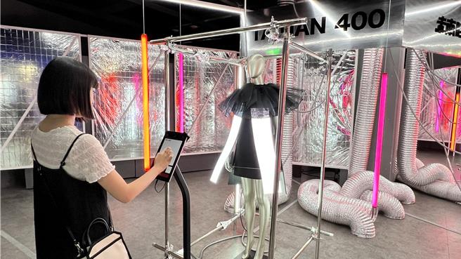 此次展示半尺寸飛行車、科技布料改革、觀光工廠創新、智慧住宅等。（張毓翎攝）