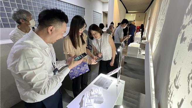 經發局副局長蕭富仁說，此次設置許多數位互動裝置，希望帶給民眾不一樣的參觀體驗。（張毓翎攝）