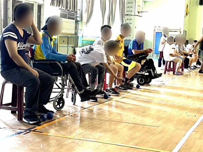 基隆市政府為推廣身心障礙者運動參與，19日在八斗高中舉辦「身心障礙綜合運動會」，吸引260名身心障礙朋友參與。（基隆市教育處提供／徐佑昇基隆傳真）