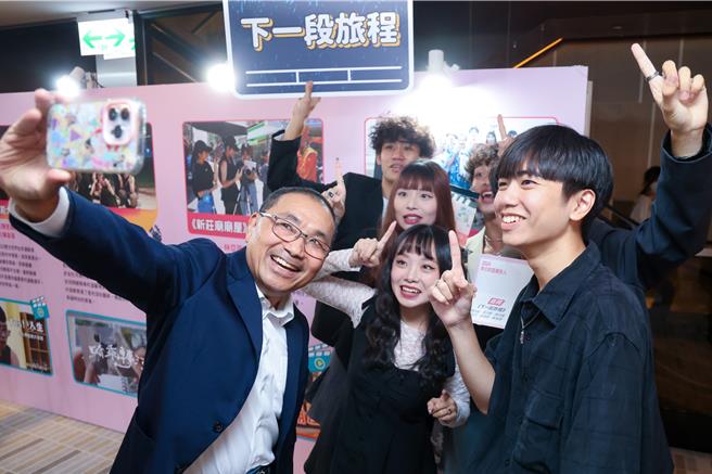 活动结束后，新北市长侯友宜也亲切接受学生们的拍照邀约，互动相当热情。（新北新闻局提供）