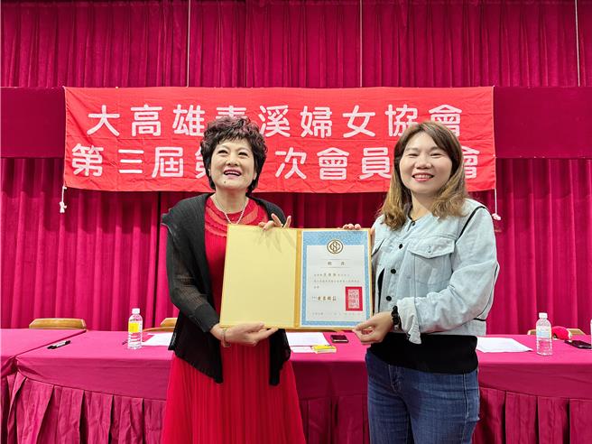 高雄市资深议员李雅静（右）接任大高雄青溪妇女协会理事长。（柯宗纬翻摄）