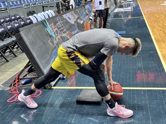 林書豪的金髮造型相當引人注目。(黃及人攝)