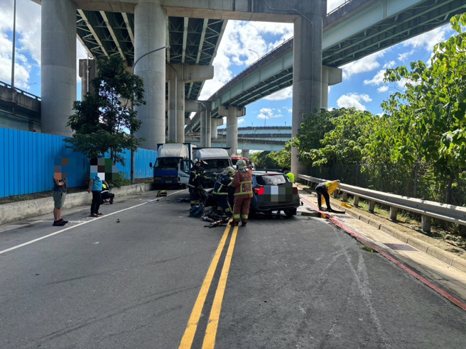 新北市五股區今（19）日上午11時許發生一起嚴重車禍。（圖警方提供／簡銘柱翻攝）