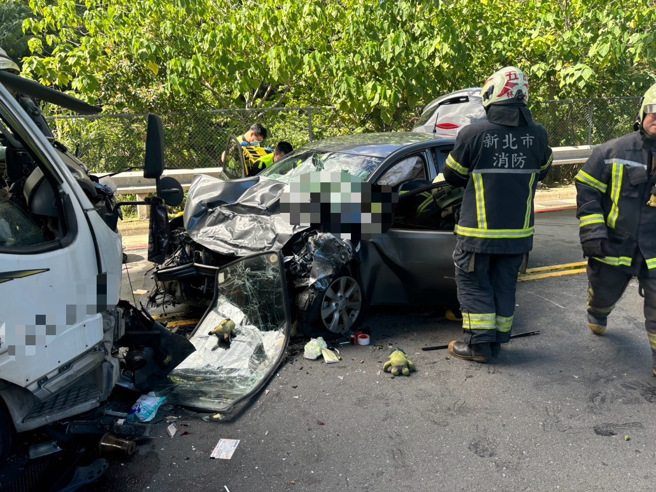 新北市五股區今（19）日上午11時許發生一起嚴重車禍。（圖警方提供／簡銘柱翻攝）