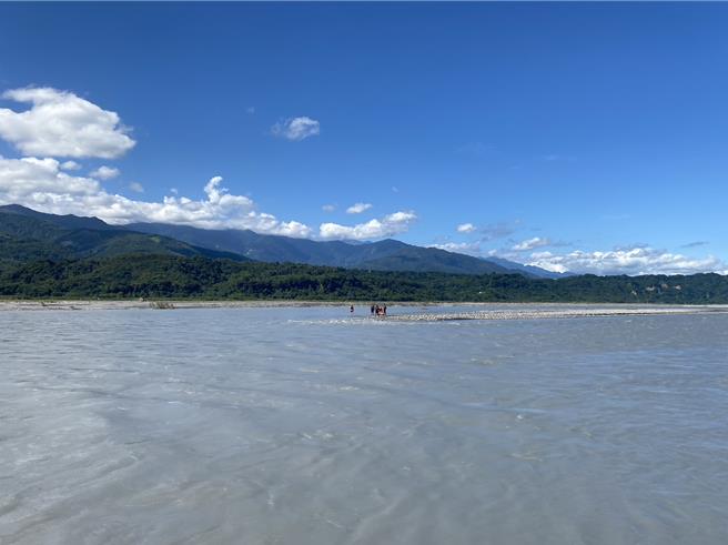 21歲林姓男子今天與5名親友到花蓮玉里秀姑巒溪邊釣魚烤肉，卻在戲水過程中遭湍急水流沖走，救難人員最後在杜風橋以北800米處找到林男，人已明顯死亡。（警方提供／羅亦晽花蓮傳真）
