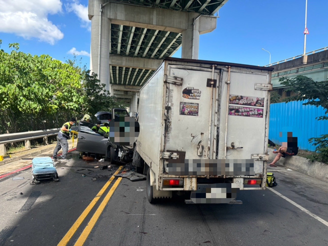 新北市五股區今（19）日上午11時許發生一起嚴重車禍。（圖警方提供／簡銘柱翻攝）