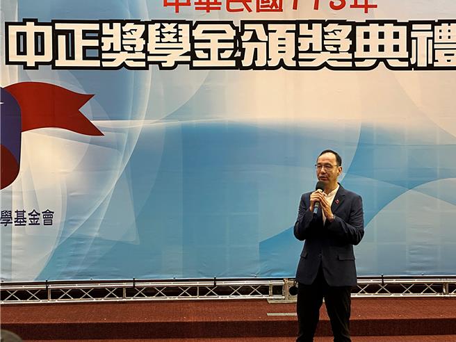 針對民進黨內醞釀以「威權象徵」為由廢除中正勳章，國民黨主席朱立倫19日出席「中正獎學金」頒獎典禮時表示，不要有任何意識形態，不要因此想要影響到下一代或整個社會的共識。（丁上程攝）