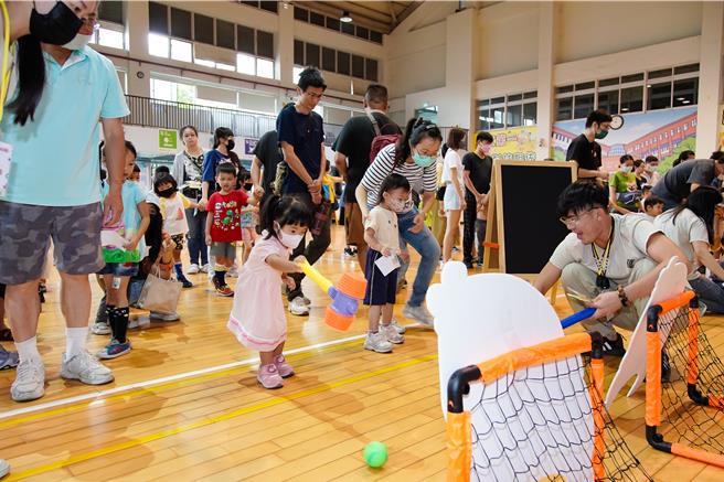 嘉市府卫生局19日幼儿闯关活动，亲子玩游戏互动，提醒家长重视幼儿视力保健。（嘉市府提供／廖素慧嘉市传真）