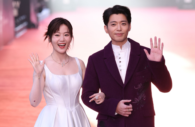 杨小黎、侯彦西主持金钟奖戏剧类星光大道。（图／陈俊吉、罗永铭、杜宜谙摄）
