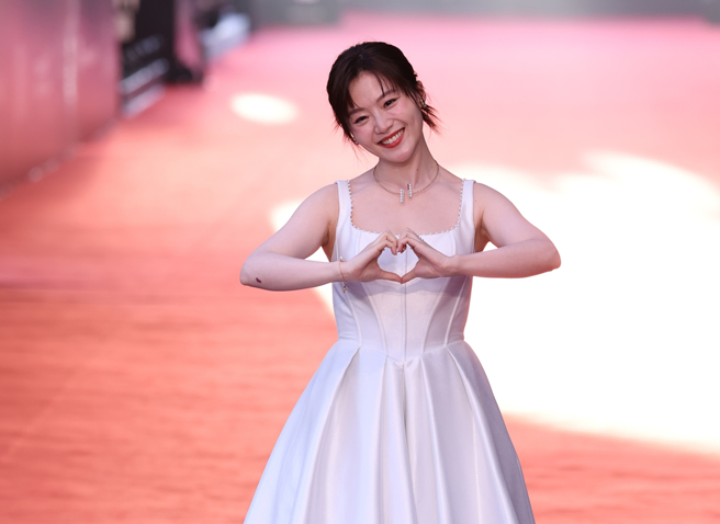 杨小黎手比爱心。（图／陈俊吉、罗永铭、杜宜谙摄）