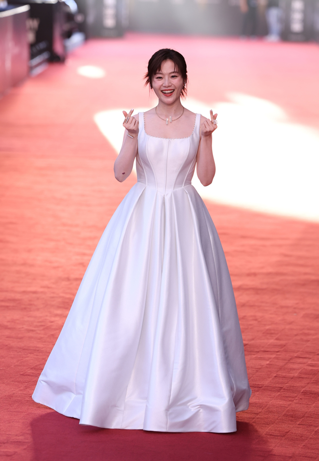 杨小黎穿低领礼服。（图／陈俊吉、罗永铭、杜宜谙摄）