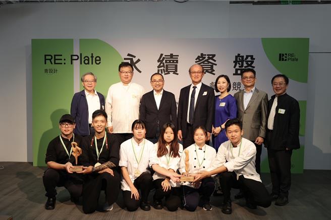 新北市长侯友宜19日出席在板桥放送所办理的「RE： Plate永续餐盘餐饮竞赛」决赛及颁奖典礼，担任颁奖贵宾，颁发首奖奖座与奖金。（新北市文化基金会提供）
