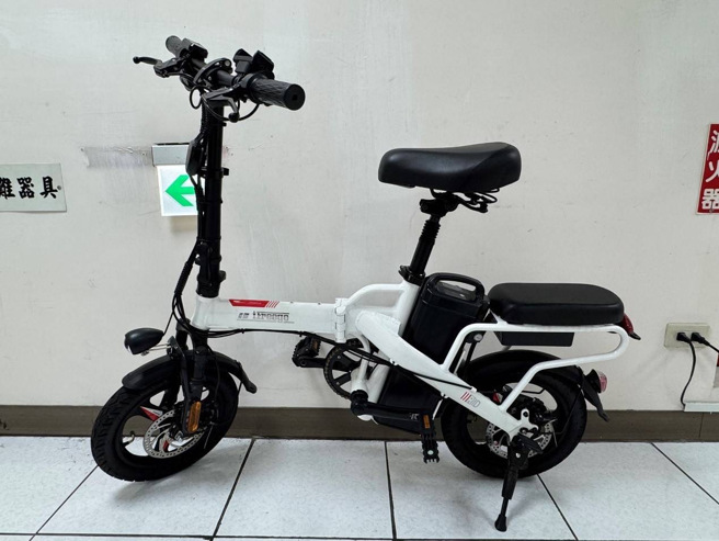 警方获报后调阅监视画面，发现遭3名窃贼整台扛走。（图警方提供／简铭柱翻摄）