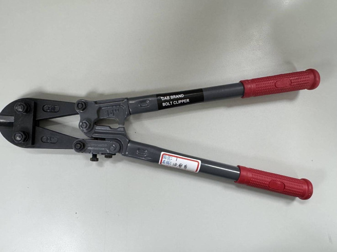 警方获报后调阅监视画面，发现遭3名窃贼整台扛走。（图警方提供／简铭柱翻摄）