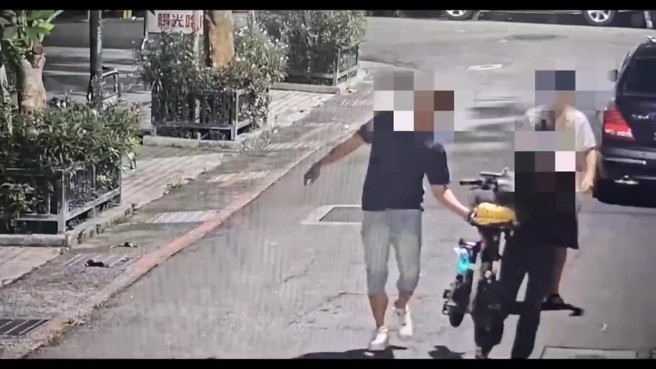 警方获报后调阅监视画面，发现遭3名窃贼整台扛走。（图警方提供／简铭柱翻摄）