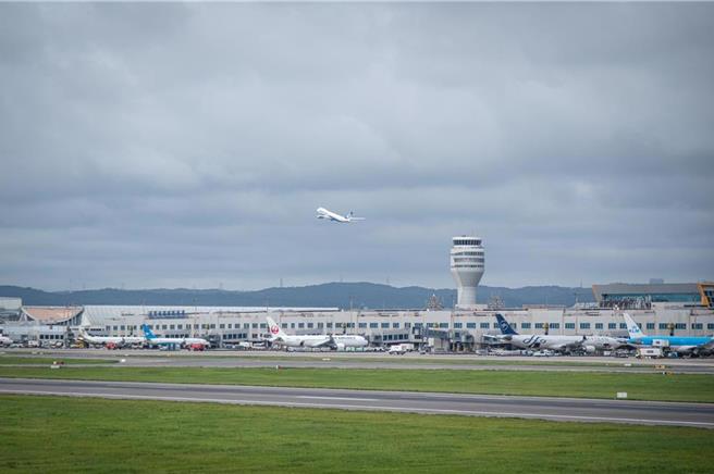 桃園機場11月將執行北跑道歲修作業。（桃機公司提供／蔡明亘台北傳真）