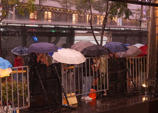 金鐘獎頒獎典禮星光大道現場下起大雷雨，影迷、粉絲被迫撐傘追星。（圖／陳俊吉、羅永銘、杜宜諳）
