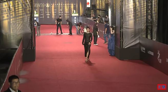 有關網友擔心紅毯的狀況，現場人員相當積極。