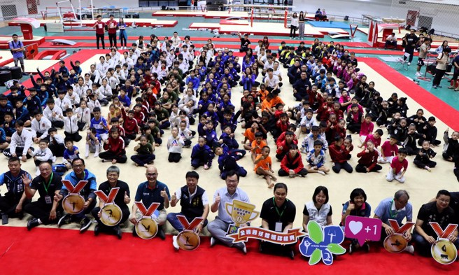 体育署署长郑世忠跟出赛选手大合照。(中华民国体操协会提供)