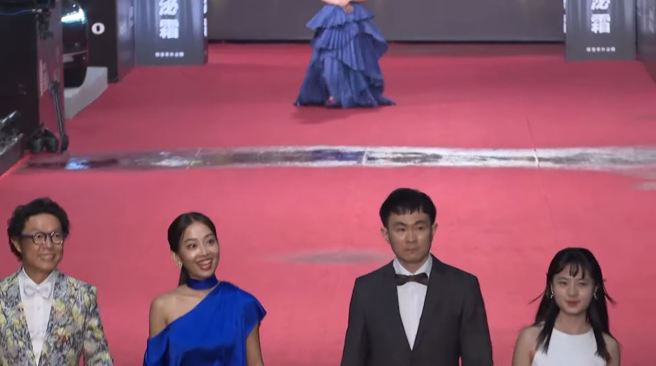 面對晚禮服的入圍者，不少粉絲擔心會弄髒衣服。