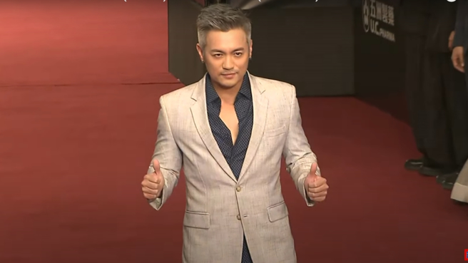 范逸臣走金钟红毯。