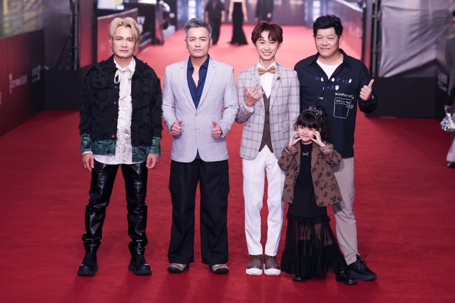 《苍蝇歌手》团队红毯合影。（图／陈俊吉、罗永铭、杜宜谙摄）