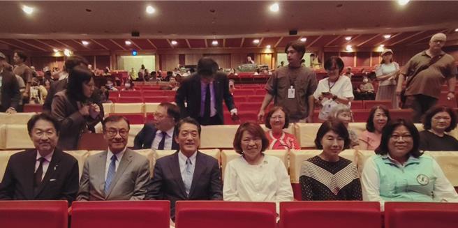 嘉義市長黃敏惠（右三）、日本愛媛縣知事中村時廣（右四）、台日關係協會長蘇嘉全（左二）等人觀看音樂劇。（廖素慧攝）