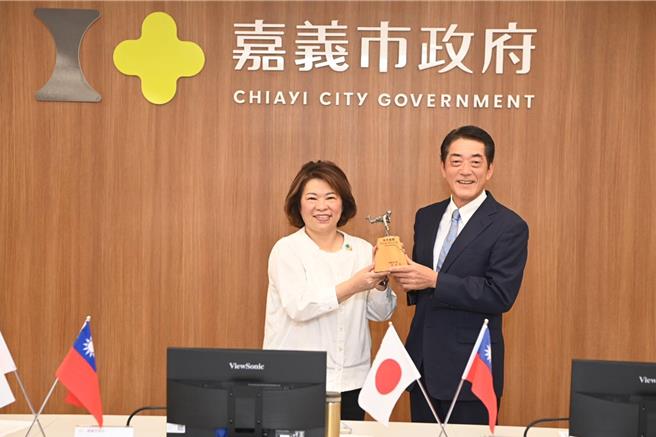 黃敏惠市長致贈《KANO》銅雕給日本愛媛縣中村時廣知事。（嘉市府提供／廖素慧嘉市傳真）