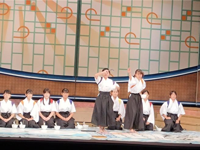 音樂劇開演前特別安排愛媛縣立川之江高校表演舞動書法。（廖素慧攝）