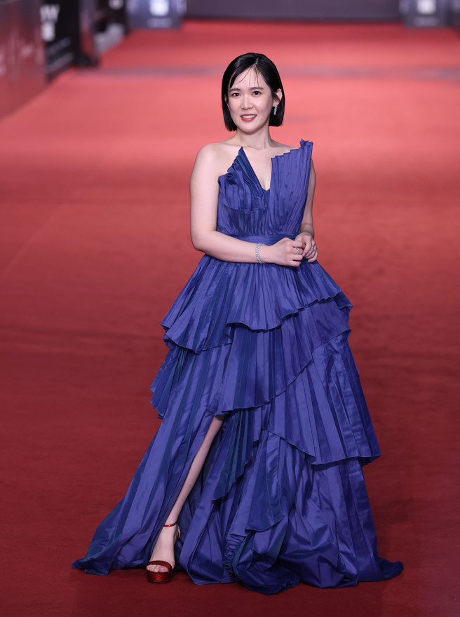 孙可芳花瓣装泄超凶事业线。（图／陈俊吉、罗永铭、杜宜谙摄）