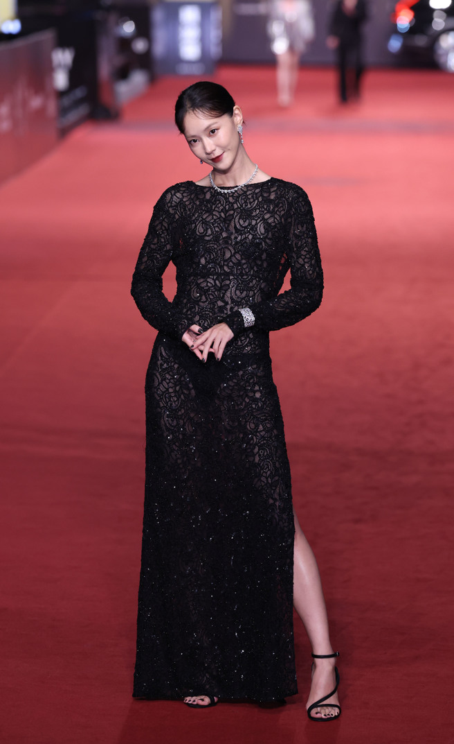 锺瑶激猛透视火辣身材全看光。（图／陈俊吉、罗永铭、杜宜谙摄）