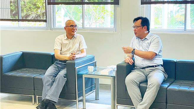 体育署长郑世忠（右）与台东大学校长郑宪宗（左）进行会晤，期许校方肩负培训竞技体操人才及推动全民体操风气之责。（萧嘉蕙摄）
