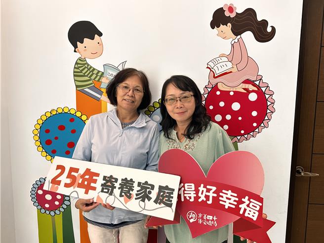 屏东家扶有2户寄养家庭，即李达仁、李育庭（左）夫妻及郭忠哲、郭梁秋香（右）夫妻，25年来如一日一共守护46名寄养童。（屏东家扶中心提供／谢佳潾屏东传真）