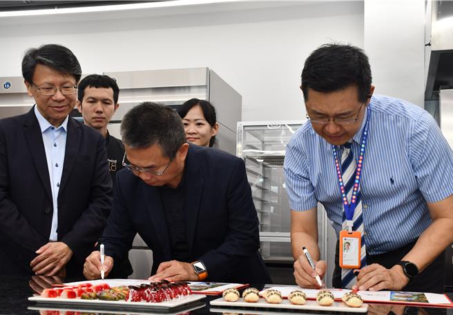 明道高中投入800万元打造专业巧克力教室「巧心坊」，并与知名巧克力品牌Feeling 18签订产学合作计画，校长汪大久19日表示，期待巧心坊的建置成为未来选手们的助力。（明道高中提供／潘虹恩台中传真）