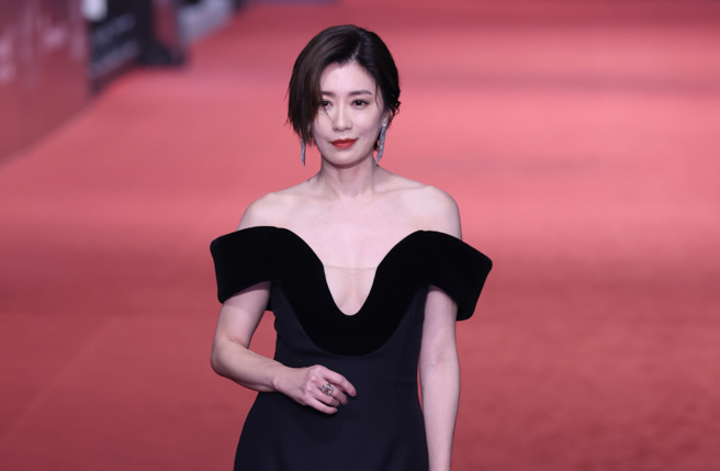 角逐金鐘視后的賈靜雯，禮服相當霸氣。（圖／陳俊吉、羅永銘、杜宜諳）