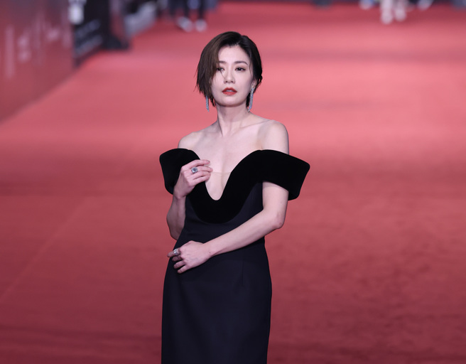 賈靜雯不僅凍齡，還展現熟女般的冷豔氣質。（圖／陳俊吉、羅永銘、杜宜諳）