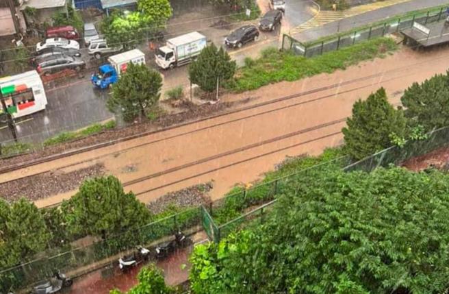基隆市19日下午在暖暖、七堵等地区下起大豪雨，瞬间雨势也使许多地方出现积水情形。图为暖暖火车站积水情形。（翻摄画面／徐佑升基隆传真）