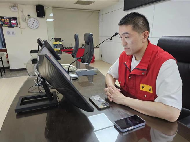 基隆市19日下午在暖暖、七堵等地区下起大豪雨，瞬间雨势也使许多地方出现积水情形。基隆市长谢国梁已于晚间5点50分进驻灾害应变中心，随时关注灾情应变。（摘自谢国梁脸书／徐佑升基隆传真）