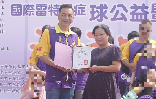 台灣雷特氏症病友關懷協會理事長黃偉祥，向高雄長庚兒童神經罕病中心主任洪碧蓮頒發感謝狀，感謝洪醫師長年來為罕病兒童的努力。（任義宇攝）